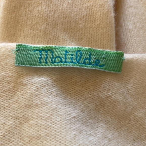 Beautiful cashmere cream coloured sweater purchased at Holt Renfrew size small - Picture 4 of 6